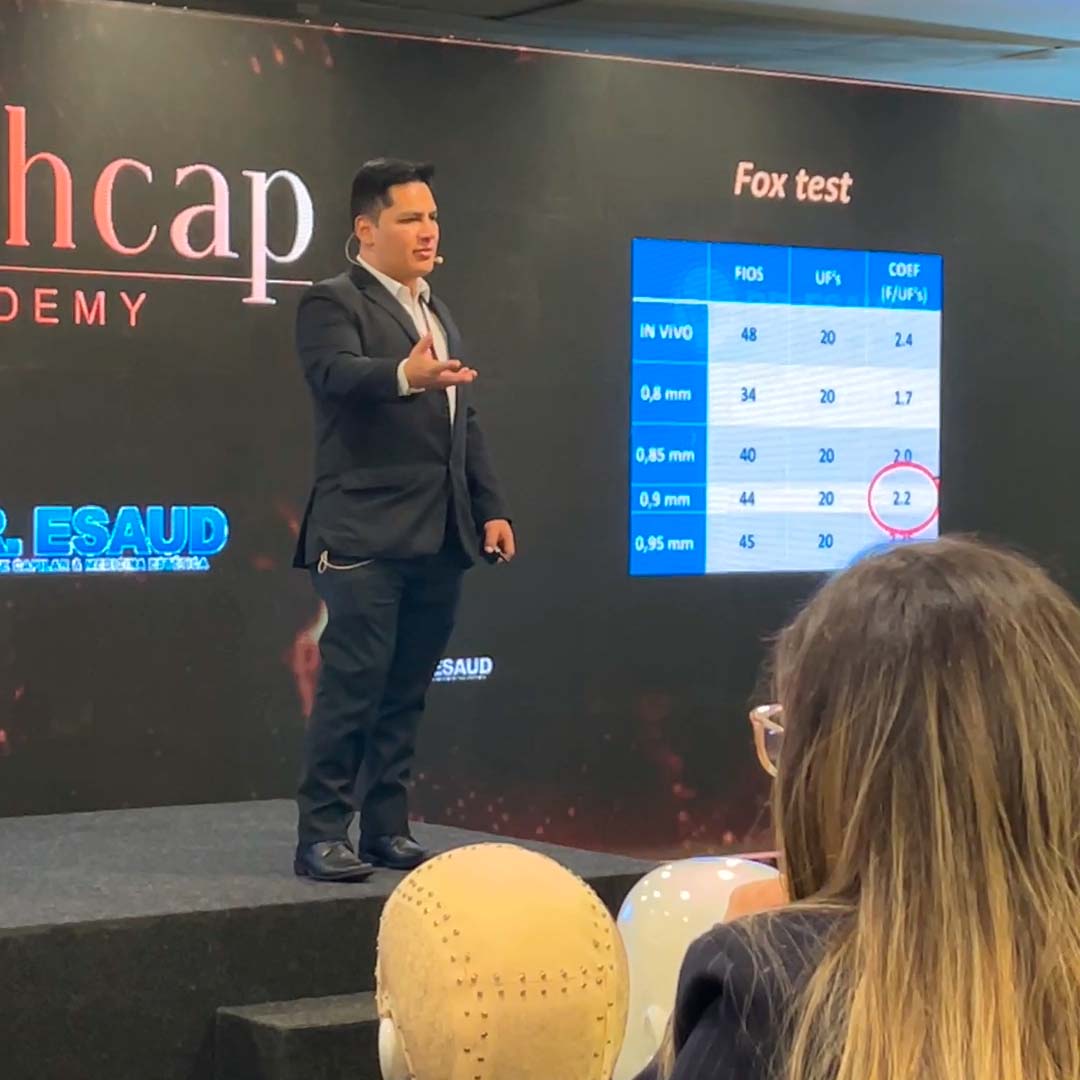 Dr. Esaud en una ponencia de Trasplante Capilar