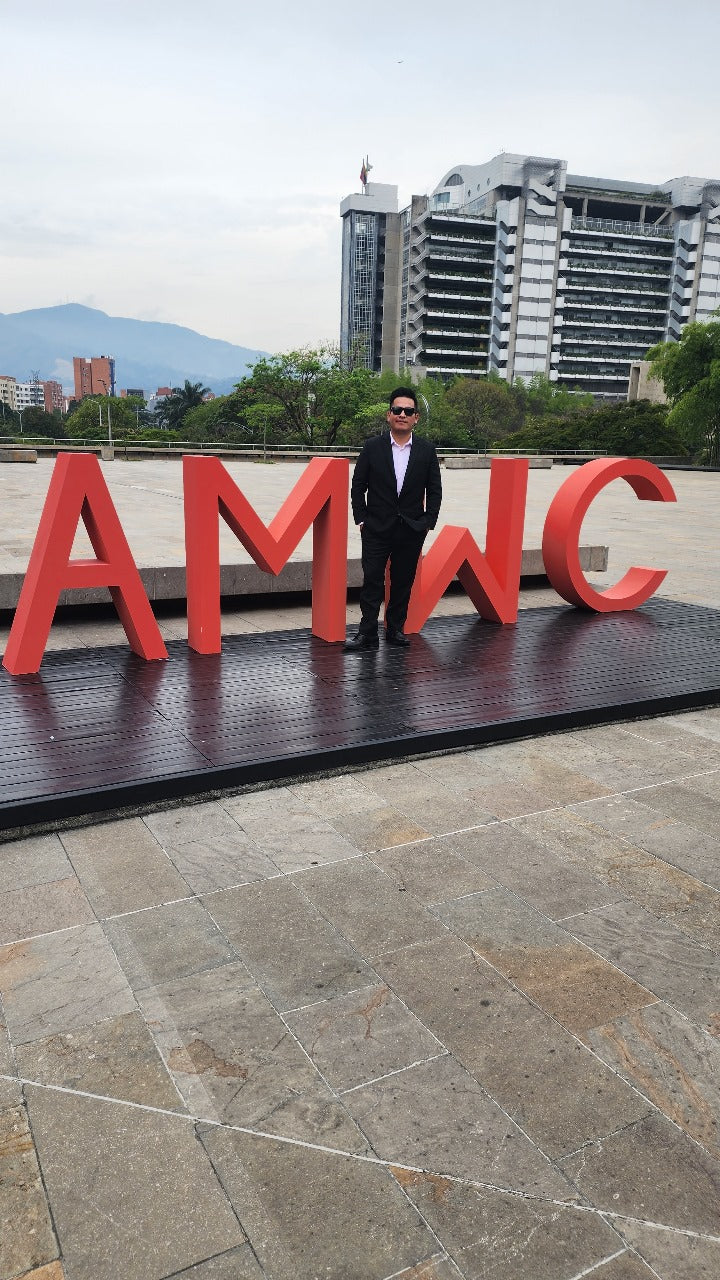 Dr. Esaud en un workshop de Trasplante Capilar en Colombia