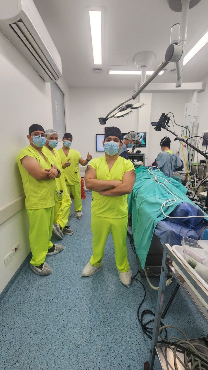 Dr. Esaud en un curso de trasplante capilar