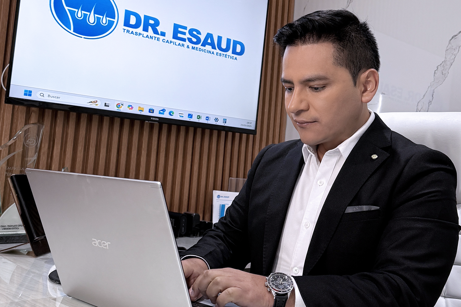 Dr. Esaud trabajando en su laptop