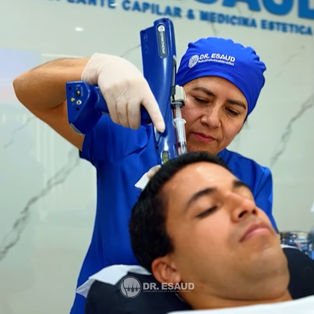 Fabiviajes realizándose PRP capilar en Dr. Esaud