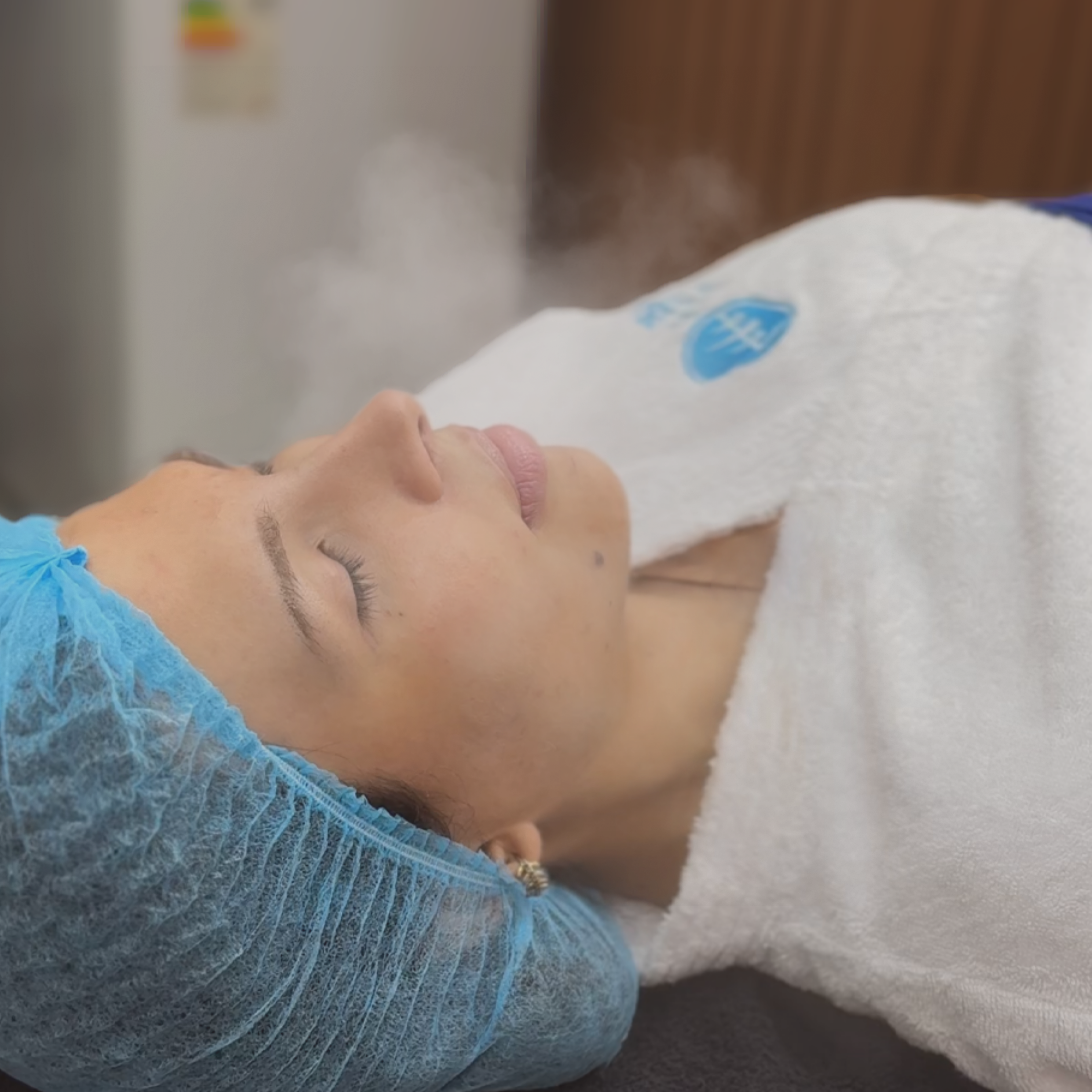 Aplicación de ozono en una limpieza facial profunda en Dr. Esaud
